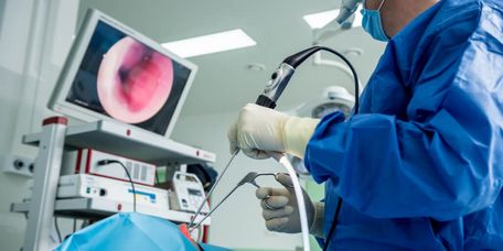 Moderne Technik gepaart mit ärztlichem Können und medizinischer Expertise Arzt leuchtet bei einer Operation in die Nase des Patienten