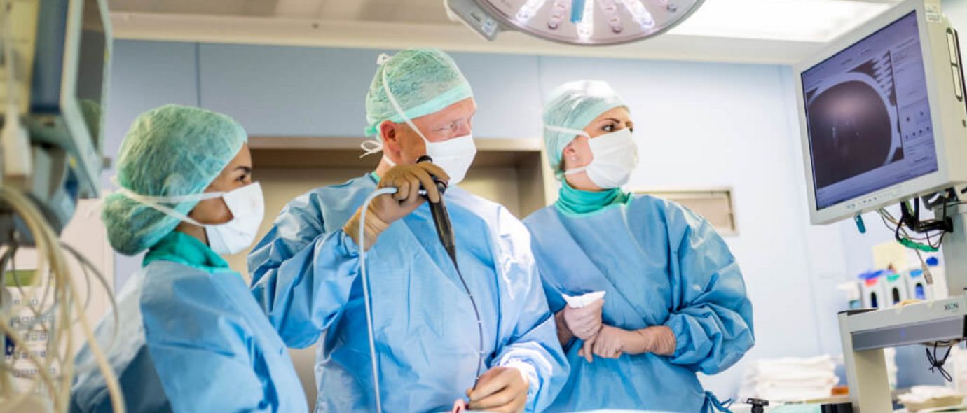 Ärzte und Pflegekräfte operieren einen Patienten an der Nase