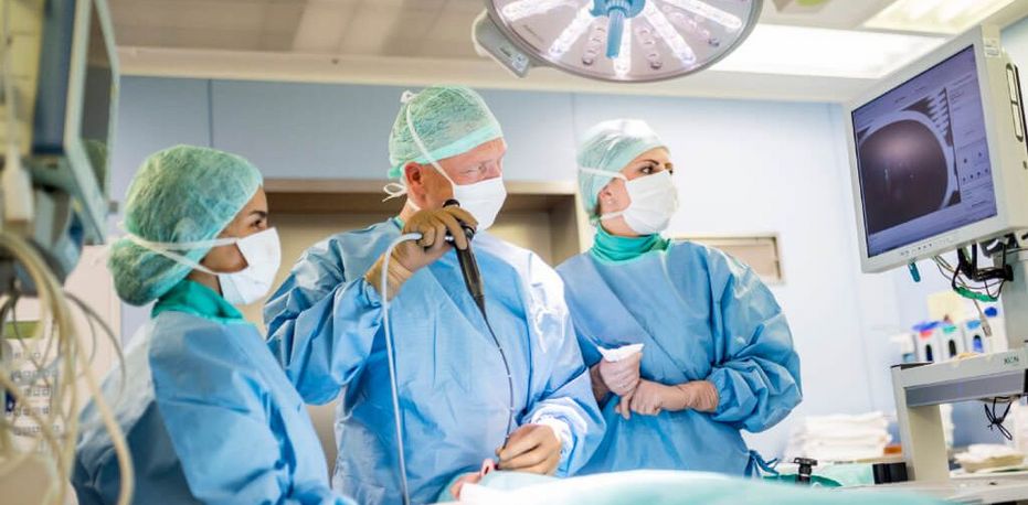Hals-Nasen-Ohren- Heilkunde: Nasen-OP Ärzte und Pflegekräfte operieren einen Patienten an der Nase