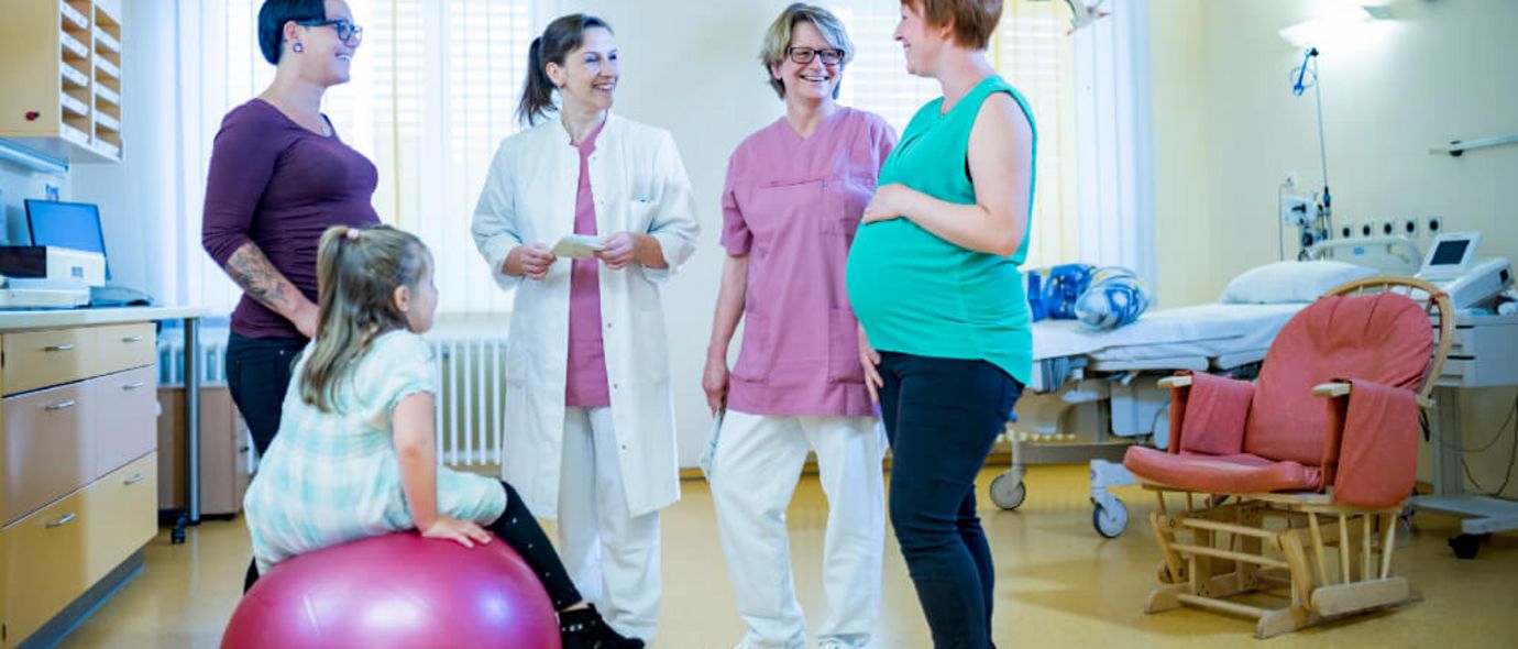 Schwangere besuchen mit ihren Familien den Kreißsaal.