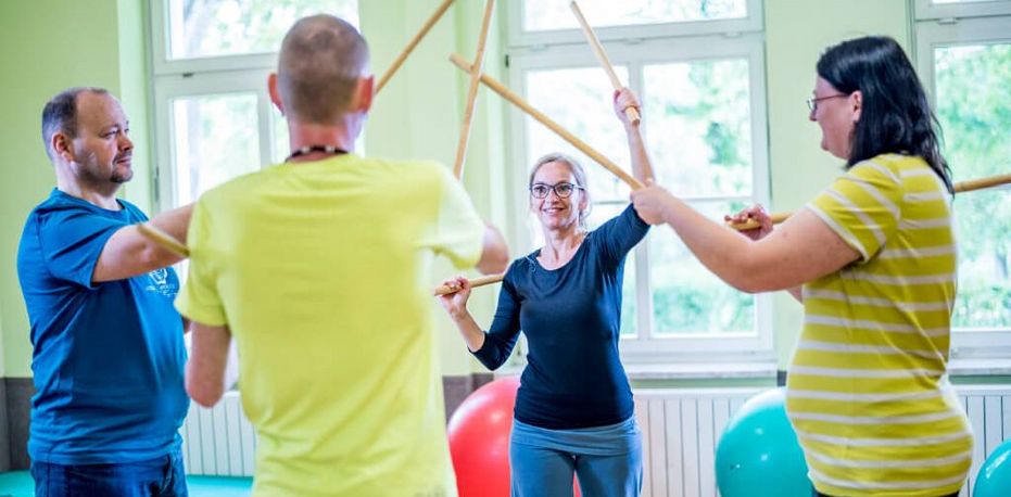 Klinik für Psychiatrie, Psychotherapie und Psychosomatik Patientinnen in der Akutpsychosomatik trainieren in der Bewegungstherapie mit Stöcken.