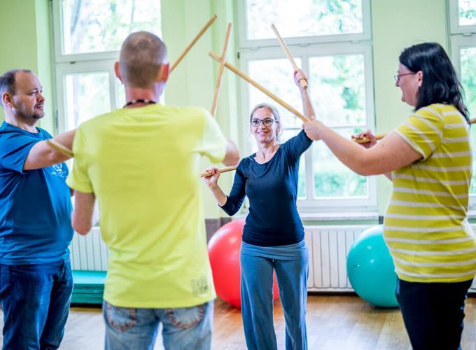Klinik für Psychiatrie, Psychotherapie und Psychosomatik Patientinnen in der Akutpsychosomatik trainieren in der Bewegungstherapie mit Stöcken.