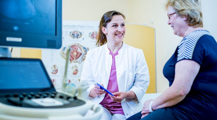 Frauenärztin erklärt Patientin eine Ultraschallaufnahme