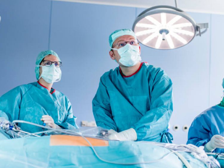 Ärzte und Pflegekräfte arbeiten bei einer Operation eng zusammen.