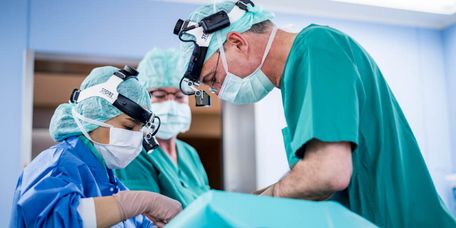 Endoskopie im Einsatz bei Schlaftstörungen Ärzte und Pflegekraft untersuchen Patient mit einem Endoskop