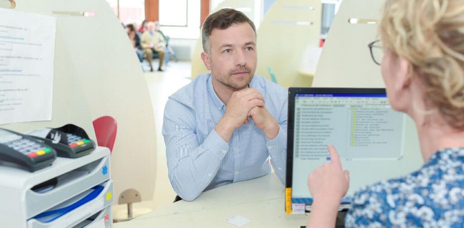 Empfangsdame nimmt Paienten in einer Klinik auf