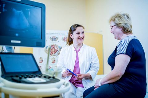 Frauenärztin erklärt Patientin eine Ultraschallaufnahme