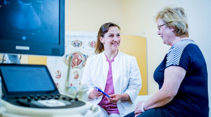 Frauenärztin erklärt Patientin eine Ultraschallaufnahme
