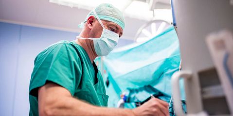 Anästhesist überwacht Patienten während einer Operation