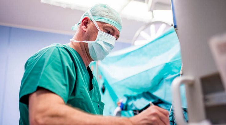 Anästhesist überwacht Patienten während einer Operation