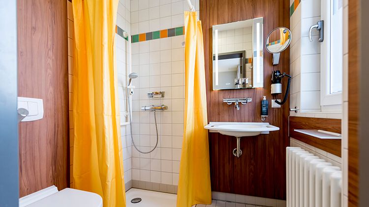 Das Badezimmer unserer Privita-Zimmer im MEDICLIN Müritz-Klinikum verfügt u. a. über einen Fön und einen beleuchteten Spiegel
