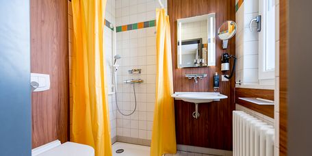 Das Badezimmer unserer Privita-Zimmer im MEDICLIN Müritz-Klinikum verfügt u. a. über einen Fön und einen beleuchteten Spiegel