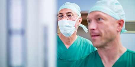 Ärzte bei HNO-Operation Zwei Ärzte überwachen eine HNO-Operation