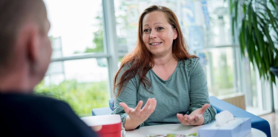Während einer Psychothrapiesitzung spricht eine Therapeutin mit einem Patientin