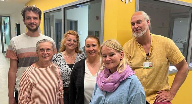 Gruppenbild der Mitarbeitenden der Kinder- und Jugendpsychiatrie bei der Eröffnung des Neubausn