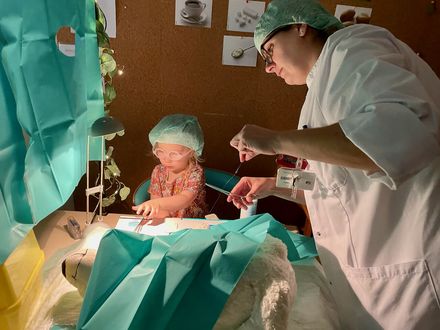 Spielerisches Lernen mit flauschigen Patienten: Egal ob Teddy, Maus oder Elefant – hier gibt es für jeden einen Verband