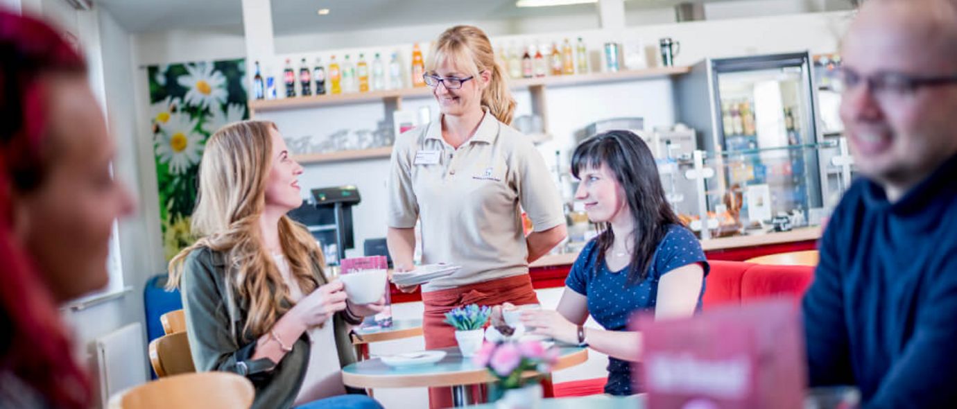 Patienten essen und trinken in der Cafeteria des Krankenhauses
