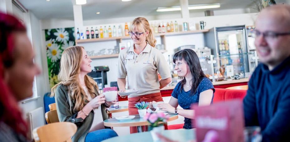 Patienten essen und trinken in der Cafeteria des Krankenhauses
