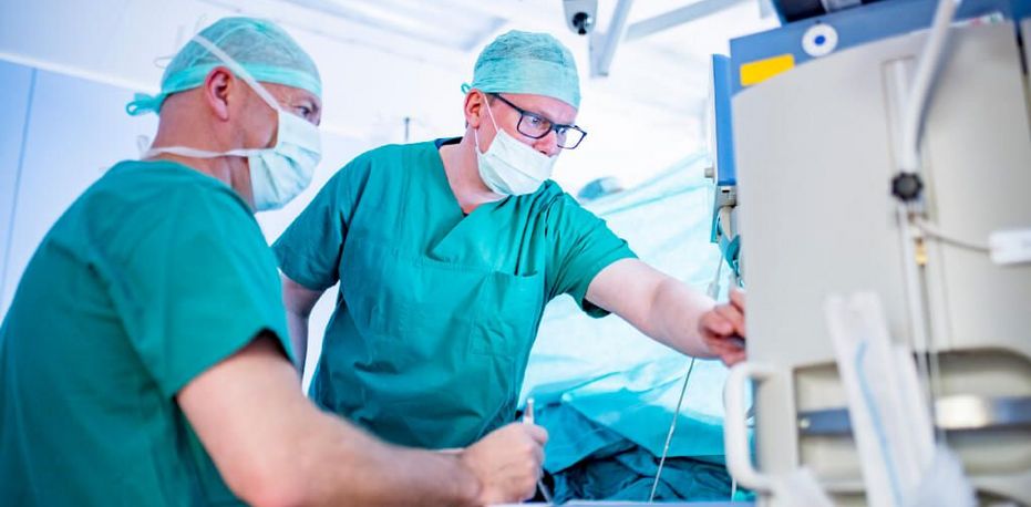 Zwei Anästhesiologen bereiten eine Operation vor
