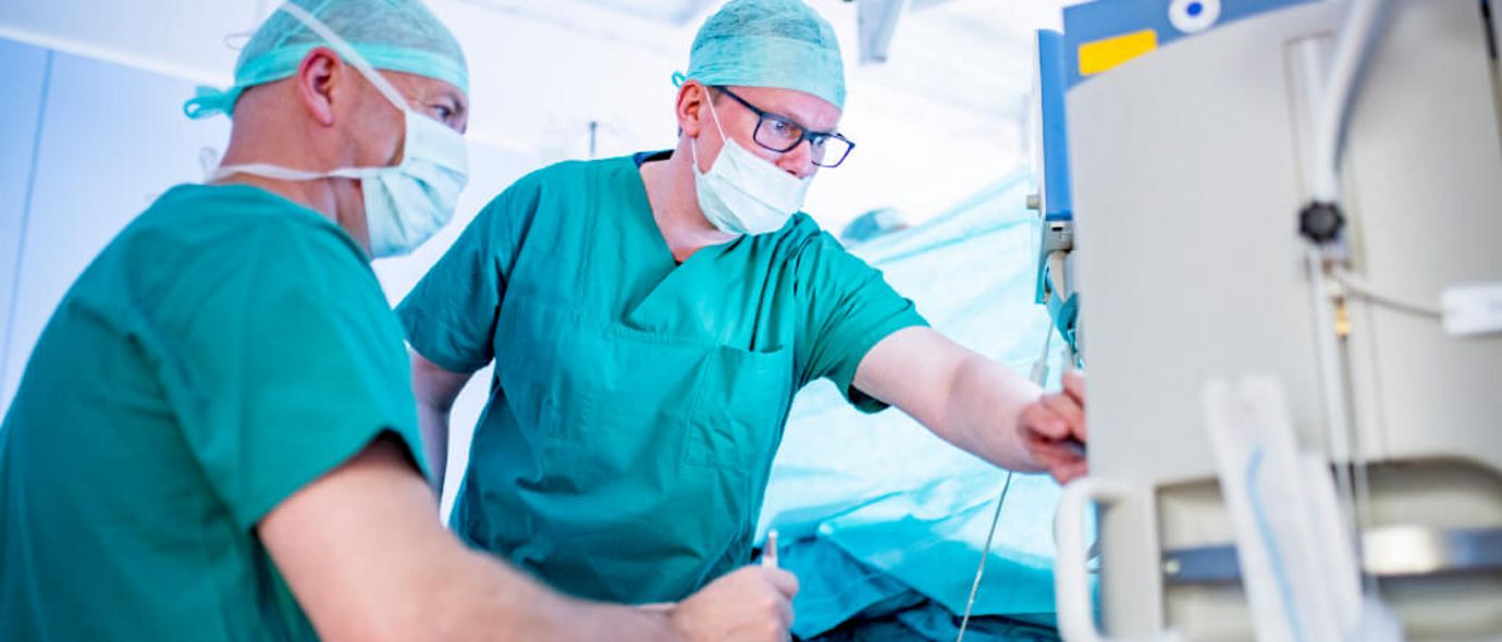 Zwei Anästhesiologen bereiten eine Operation vor