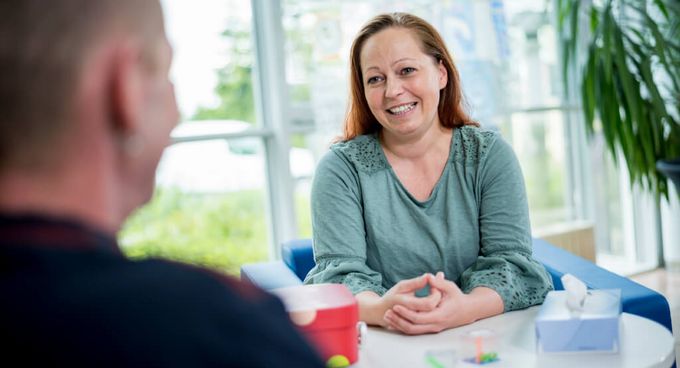 Psychotherapeutin spricht mit einem Patienten