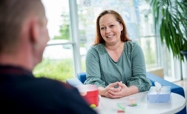 Psychotherapeutin spricht mit einem Patienten