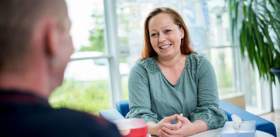Psychotherapeutin spricht mit einem Patienten