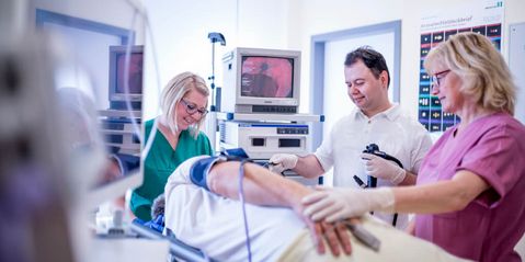 Gastroskopie Arzt und Pflegekräfte untersuchen einen Patienten mit Gastroskopie